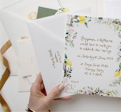 Huwelijksinvitatie met bloemmotief van Mount Street Printers