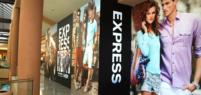 Reclamebord in een shopping center