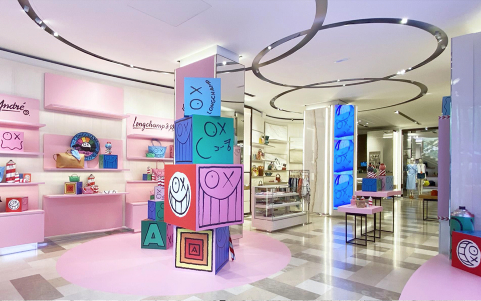 “LONGCHAMP X ANDRÉ - DE AANKLEDING VAN DE FLAGSHIP STORES IN PARIJS” - AUTEUR : YANNIC BATIFOULIE