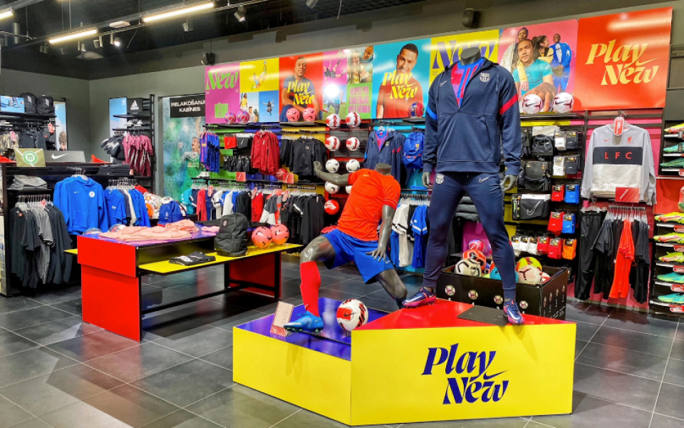“SPEEL NIEUWE FA21 CAMPAGNE IN SPORTLAND WINKEL AKROPOLE ALFA” - AUTEUR : ANETE JANSONE