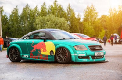 Auto bekleed met de gegoten carwrapfolie ORACAL 970RA RapidAir