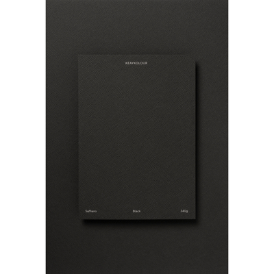 Keaykolour Saffiano Black 340g/m² 700mm x 1000mm ingeriemd FSC®