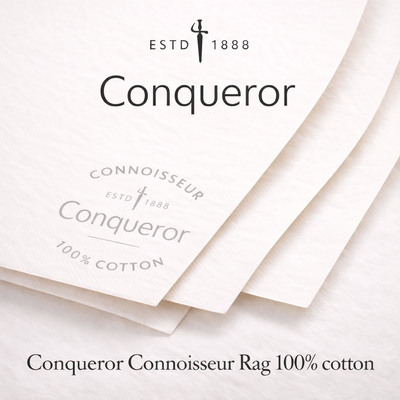 Conqueror, het nieuwe Connoisseur Rag-papier van 100% katoen, wordt vervaardigd op een papiermachine met gegoten cilinders, waardoor het een helder watermerk met schakeringen krijgt