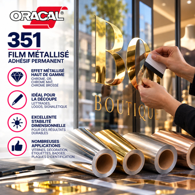 Aanbrengen van belettering in Oracal 351 goud gemetalliseerde zelfklevende folie op een winkelraam met een rakel.
