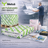 MetsäBoard Pro Bright – Hoogwit FBB GC1-karton, lichtgewicht en stijf voor hoogwaardig drukwerk en verpakkingen.