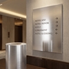 Wegwijzerbord voor binnen in een hotel bekleed met Oracal 351 gemetalliseerde zelfklevende folie met geborsteld metaaleffect.
