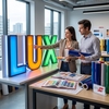 Ontwerpers selecteren ORACAL 8500 translucente folie uit een stalenkaart bij verlichte LUX doosletters