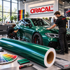 Een team van monteurs brengt in een erkend centrum een metallic groene ORACAL 970RA carwrapfolie aan