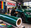 Technici die de plaatsing en kwaliteitscontrole van een groene ORACAL 970RA carwrap uitvoeren